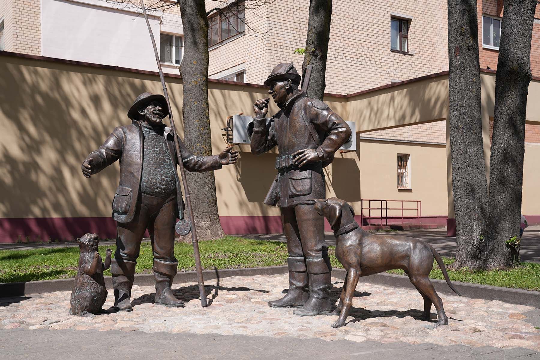 В Минске открыли скульптуру «Встреча друзей» в честь 105-летия БООР